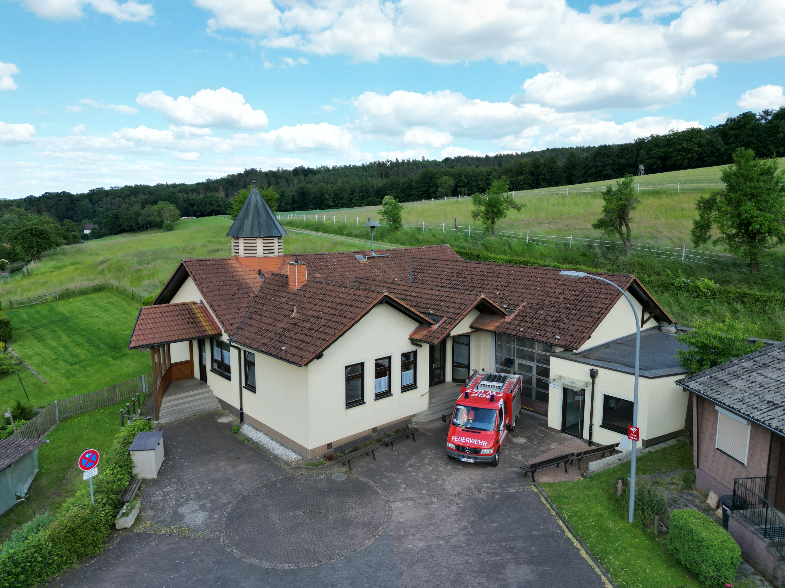 Das Dorfgemeinschaftshause mit angrenzenden Ger&auml;tehaus der Feuerwehr M&uuml;ndershausen